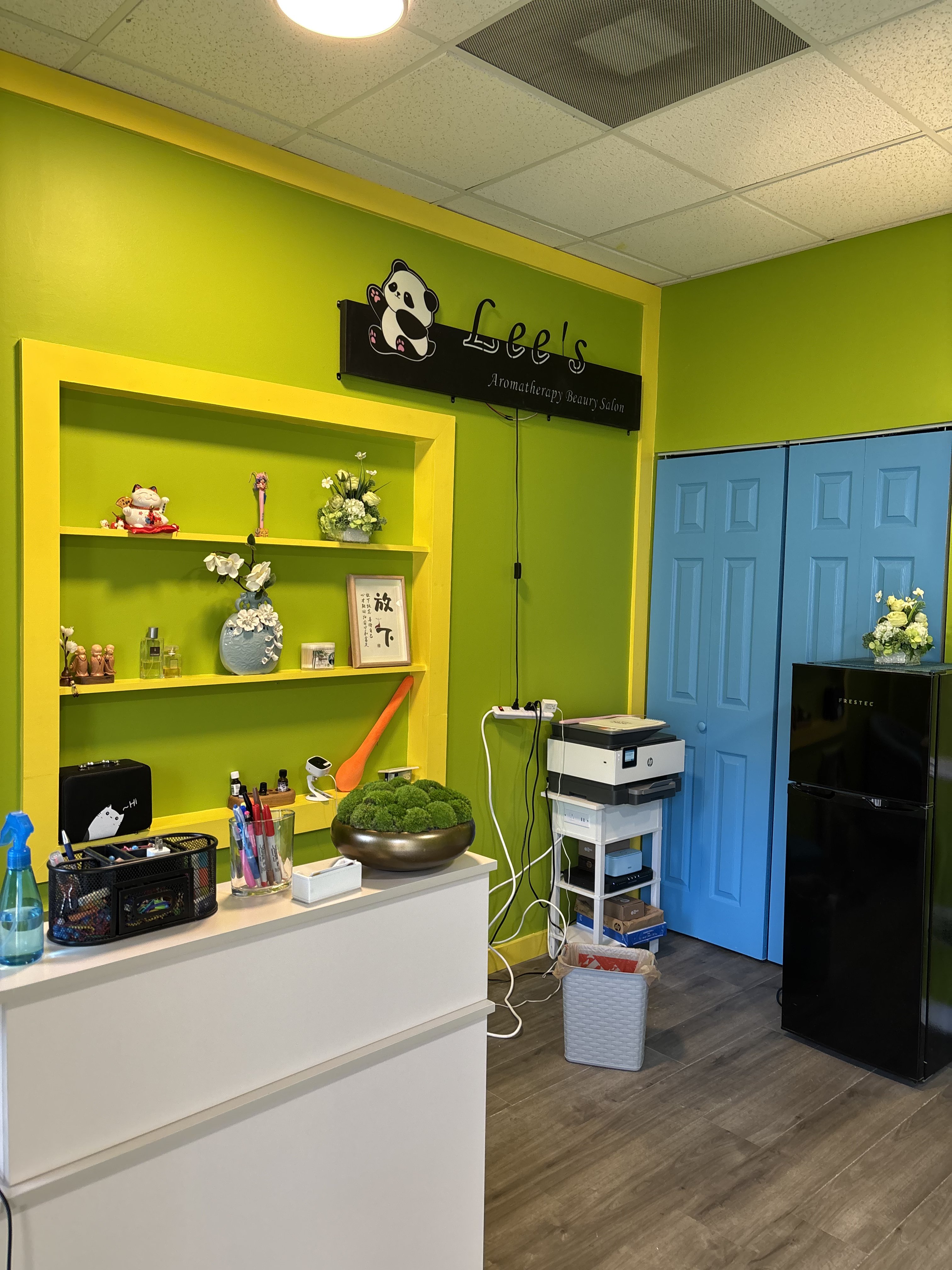 Lee's Aromatherapy Beauty Salon reception area with panda logo